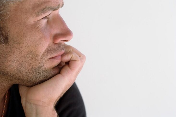 Ein Mann denkt über eine Penisvergrößerung nach