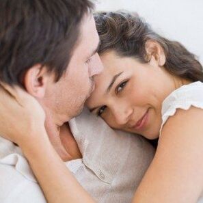 Frau mit Mann mit Penisvergrößerungsgel